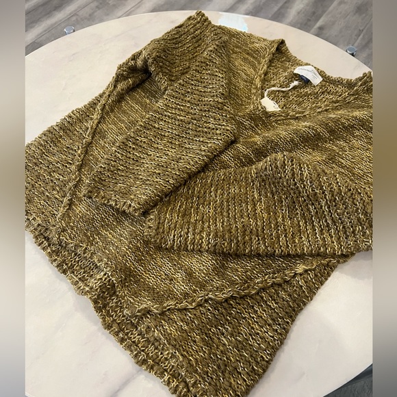 Universal Thread Women’s Olive V-Neck Sweater. - Picture 4 of 7